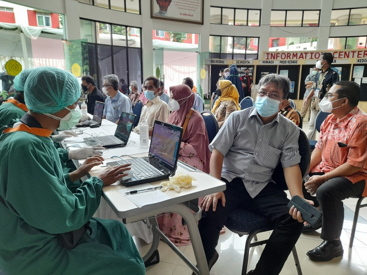 Persiapkan Kuliah Tatap Muka, Dosen UMJ Terima Vaksinasi Covid-19