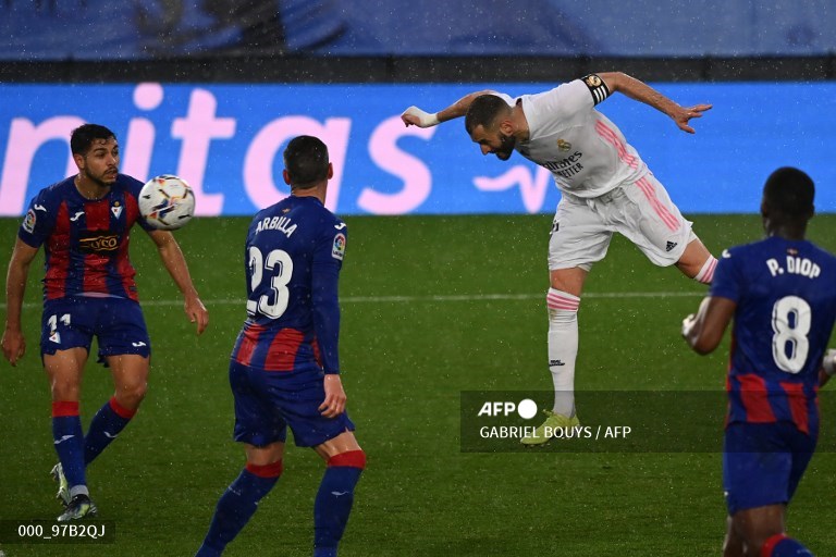 Penyerang Real Madrid, Karim Benzema, membobol gawang Eibar (AFP/Gabriel Bouys)
