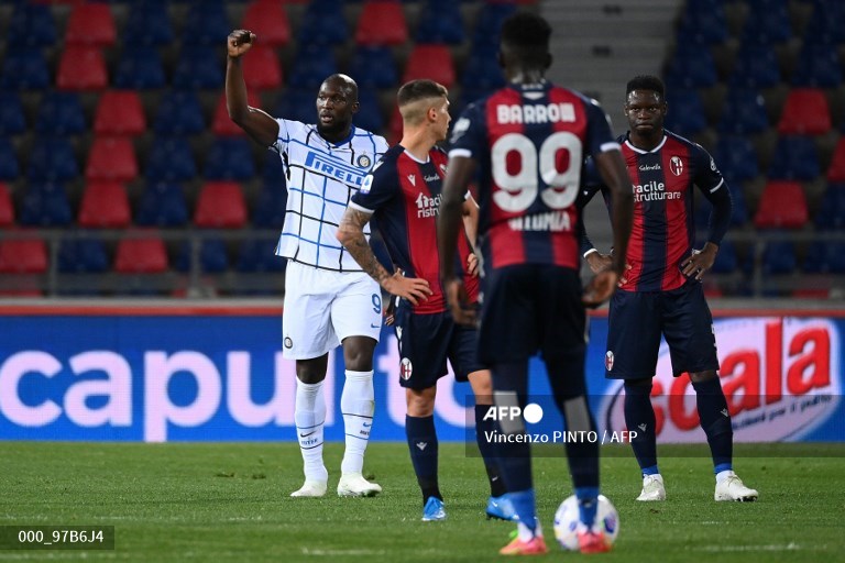 Penyerang Inter Milan, Romelu Lukaku, merayakan golnya ke gawang Bologna (AFP/Vincenzo Pinto)