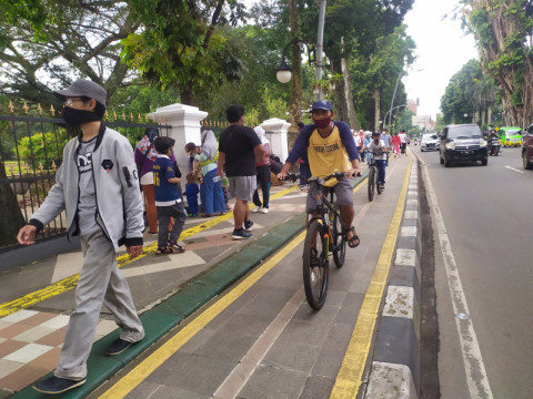 Riuh Pagi di Jalur Pedestrian Kebun Raya Bogor