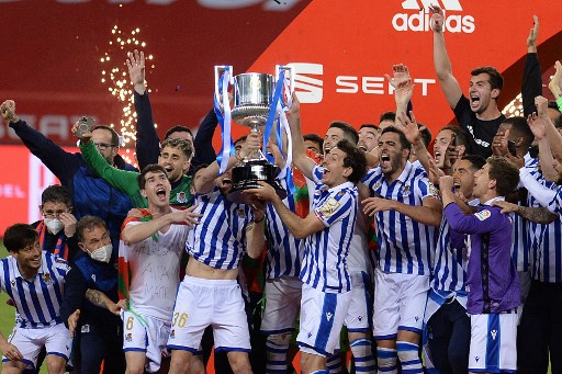 Para pemain Real Sociedad merayakan gelar juara Copa del Rey 2019--2020. (CRISTINA QUICLER / AFP)