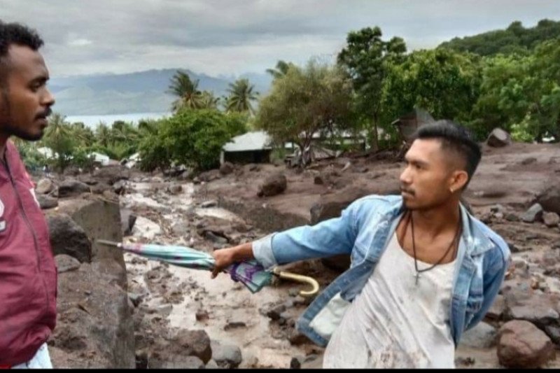 Dua pemuda sedang membantu pencarian korban banjir dan longsir yang menerjang Desa Nele Lamadike, Kecamatan Ile Boleng, Kabupaten Flores Timur, NTT, Minggu, 4 April 2021. ANTARA/HO-FB Kuma Nuba Tukan