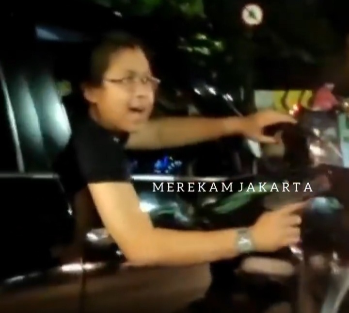 Koboi jalanan mengendarai Fortuner todongkan senjata ke warga. (instagram/ @merekamjakarta)