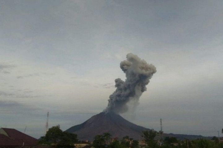 Gunung Sinabung Semburkan Abu Vulkanik Setinggi 2.000 Meter