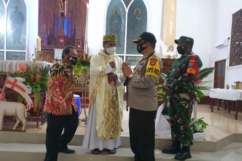  Kapolres Kapuas Hulu AKBP Wedy Mahadi bersama Dandim 1206/Psb dan Sekda Kapuas Hulu melakukan patroli bersama di gereja dalam rangka pengamanan Hari Raya Paskah. Dokumentasi/ Istimewa