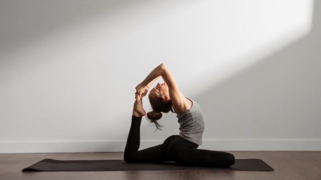 Ini manfaat hot yoga. (Foto: Ilustrasi/Freepik.com)