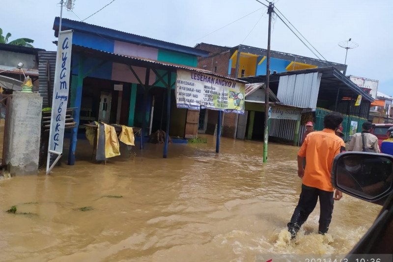  Kondisi banjir yang masih menggenang akibat hujan lebat di Kabupaten Bima, Nusa Tenggara Barat, Minggu, 4 April 2021. ANTARA/HO-BNPB 
