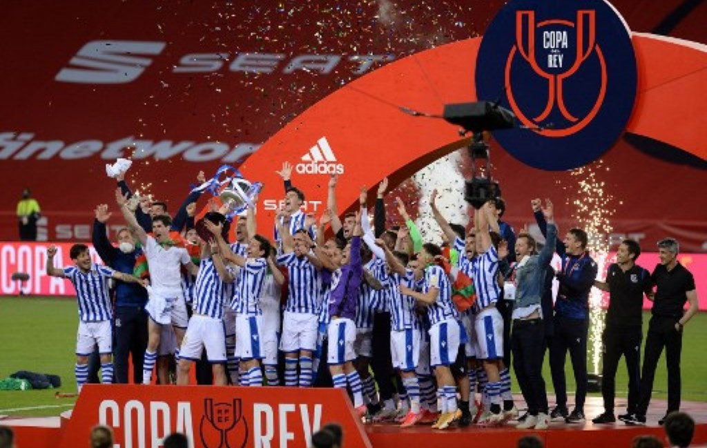 Momen selebrasi para pemain Real Sociedad usai meraih gelar Copa Del Rey 2019--2020 (Foto: AFP/Cristina Quicler)