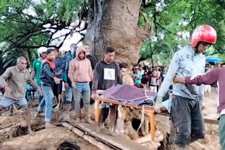 Warga Flores Timur Gotong Royong Evakuasi Korban Banjir