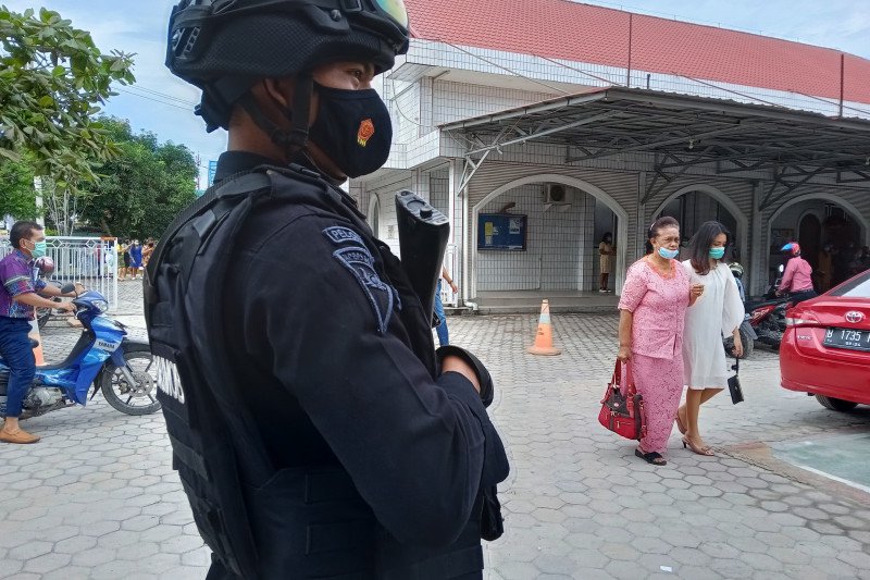  Aparat bersenjata jaga gereja saat ibadah Paskah di Pekanbaru. Antara/ Vera lusiana