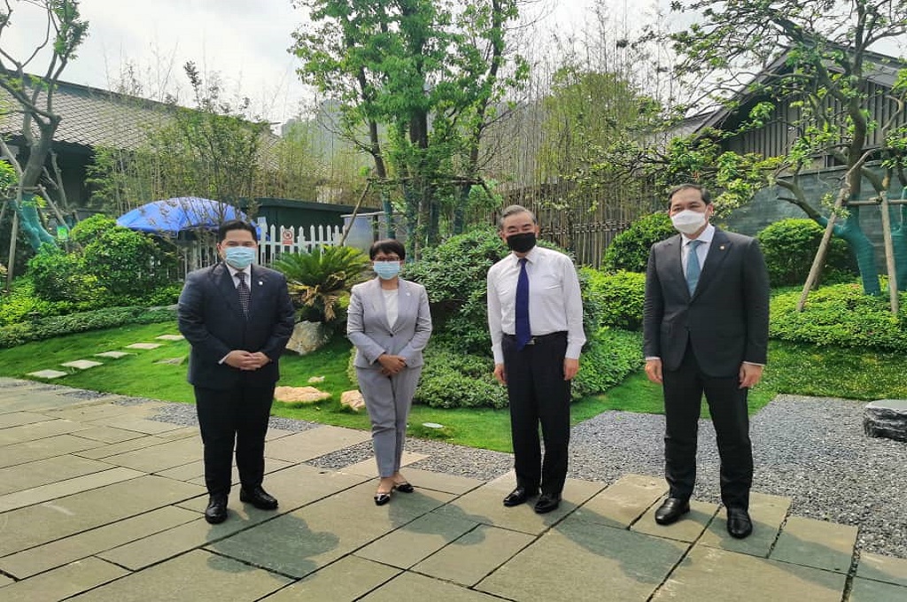 Kiri ke kanan: Menteri BUMN Erick Thohir, Menlu Retno Marsudi, Menlu Tiongkok Wang Yi, Mendag Muhammad Lutfi. (KBRI Beijing)