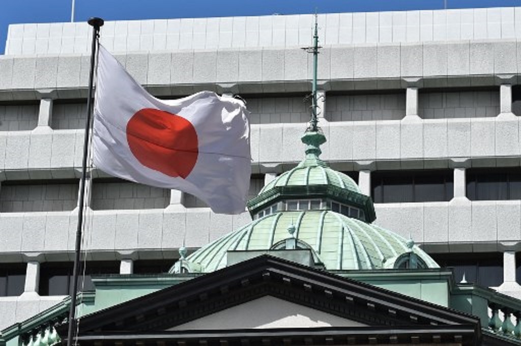 Bendera Jepang berkibar di Bank of Japan di Tokyo pada 16 Maret 2020. (Kazuhiro NOGI / AFP)