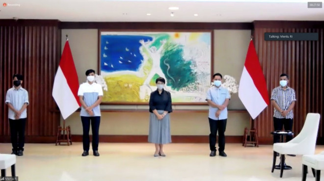 Menlu Retno bersama empat WNI yang disandera Abu Sayyaf di Filipina. Foto: Medcom.id/Marcheilla Ariesta.