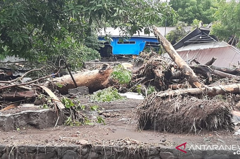 Rumah penduduk di Kecamatan Ile Ape, Kabupaten Lembata, Nusa Tenggara Timur hancur akibat diterjang banjir bandang berupa lahar dingin dari kawasan puncang Gunung Ile Lewotolok, Minggu (4/4). (Antara/ HO Dinas Kominfo Kabupaten Lembata)