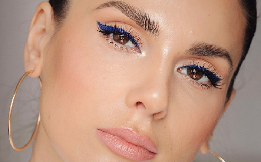 Untuk membuat tampilanmu berbeda dari biasanya, kamu bisa memilih eyeliner berwarna biru untuk menunjang kecantikanmu. (Foto: Dok. Youtube/Ali Andreea)