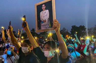 Sekelompok imigran Myanmar di Thailand membawa foto Aung San Suu Kyi dalam demo menentang kudeta di negara mereka pada 4 April 2021. (Dene-Hern CHEN / AFP)