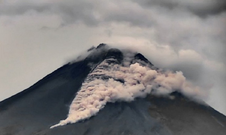 Awan Panas Guguran Merapi Meluncur 1,2 Km