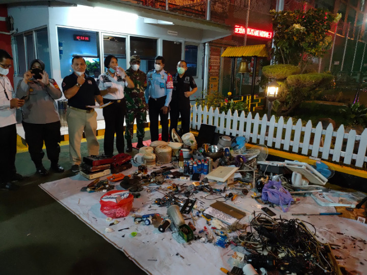 Senjata Tajam Hingga <i>Sex Toys</i> Disita Saat Razia Rutan dan Lapas Salemba