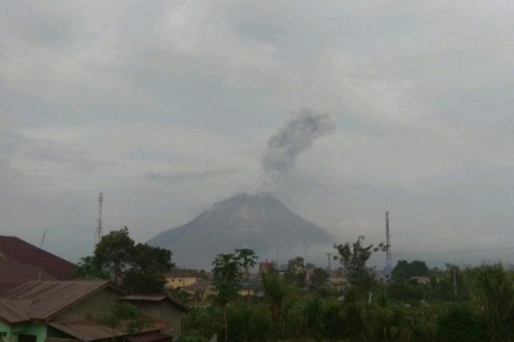 Gunung Sinabung Erupsi Luncurkan Abu Vulkanis Sejauh 1.000 Meter