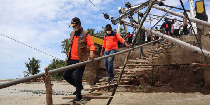 BNPB Head Visits Flood-Affected Areas in Alor Regency