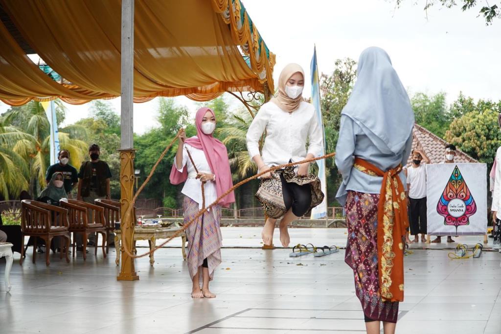 Diharapkan dengan bergeliatnya lagi permainan tradisional, menjauhkan anak dari kecanduan gadget (Foto: Dok. Humas Jabar)