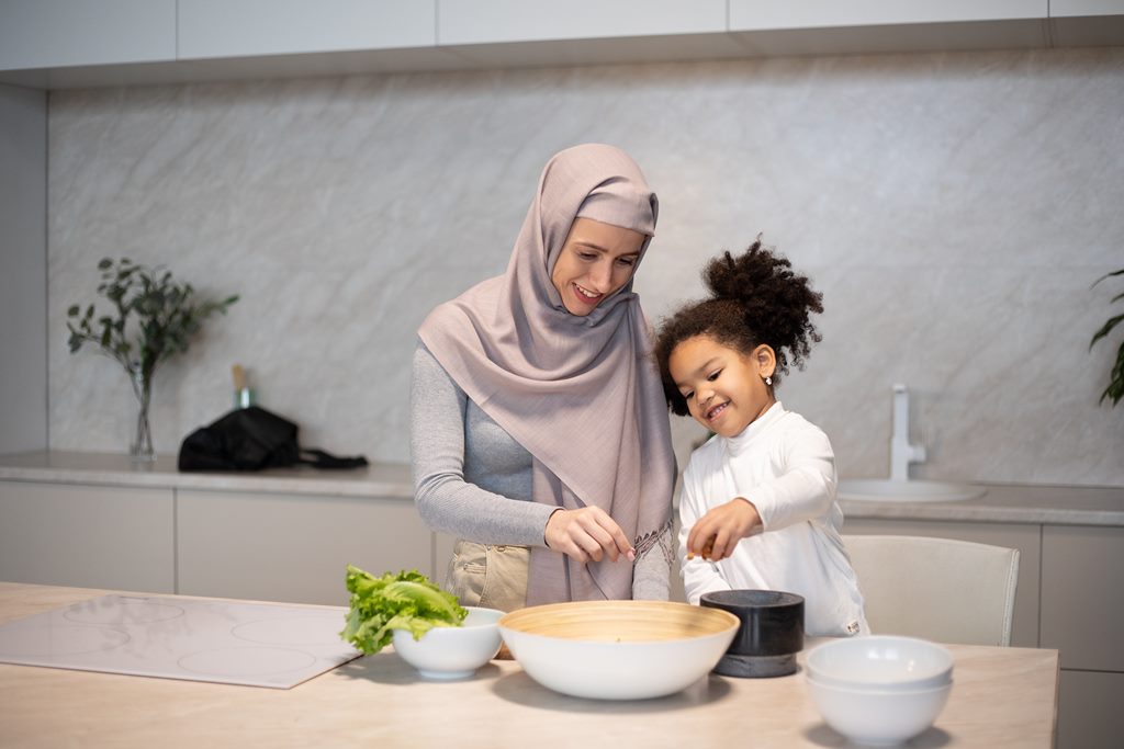 Melakukan aktivitas menyenangkan seperti masak bersama, membuat kue dan takjil dapat mengalihkan fokus anak terhadap rasa lapar dan haus. (Ilustrasi-Pexels)