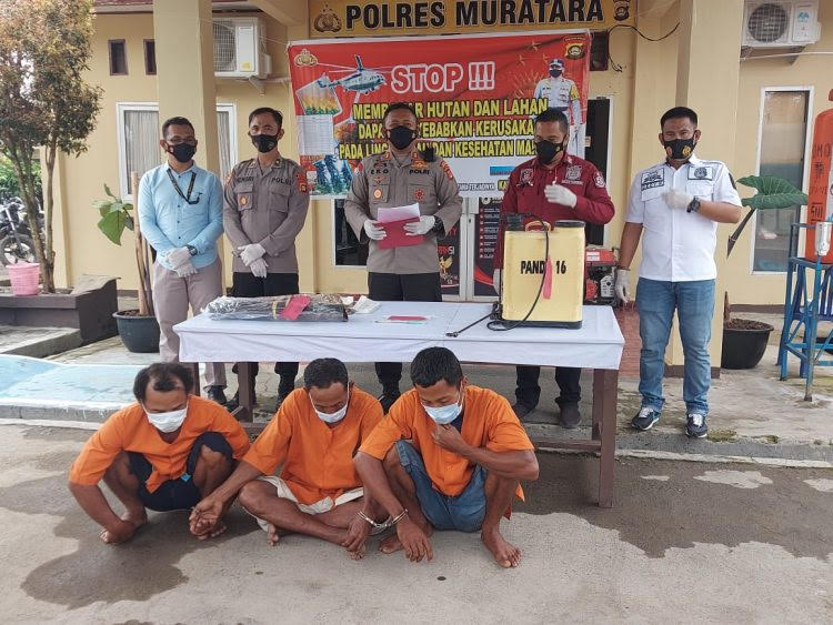 Kapolres Muratara AKBP Eko Maryanto merilis pelaku pembakar lahan di halaman Mapolres Muratara, Kamis, 8 April 2021. Foto: Istimewa