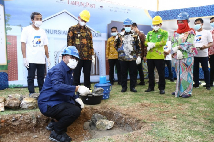 Sekprov Lampung Lakukan Peletakan Batu Pertama Masjid Nursiah Daud Paloh
