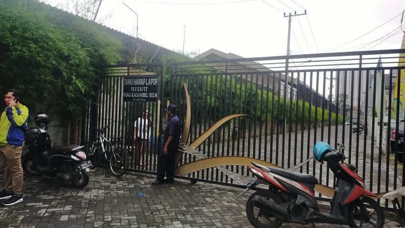  Suasana depan pintu masuk Perumahan Mulia Residence Surabaya, tempat kediaman mantan Bupati Gresik Sambari Halim Radianto. (ISTIMEWA)