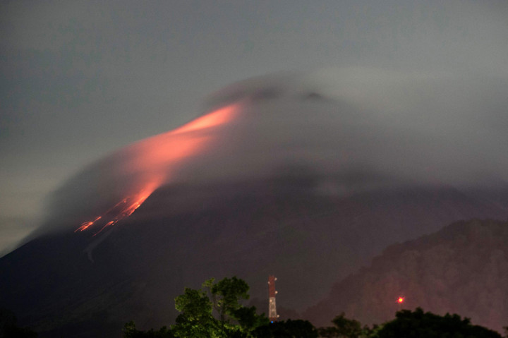 Gunung Merapi Kembali Semburkan Awan Panas Sejauh 1,5 Km