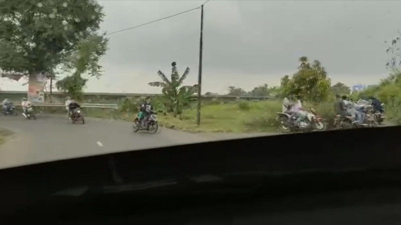 Konvoi kelulusan berujung pengeroyokan di Jombang. 