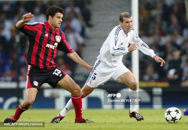 Zizou berduel dengan Ballack di final Liga Champions antara Madrid dan Leverkusen
