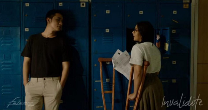 Jessica Mila Kesulitan Pakai Tongkat di Film Invalidite