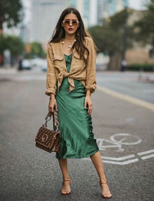 Saat ini, outfit berbahan dasar kain satin sudah bisa dipakai untuk berbagai kesempatan. (Foto: Dok. Instagram/@ask_a_stylist)