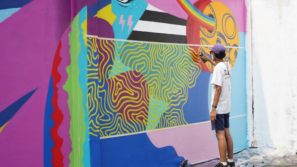 Stereoflow dalam proses melukis mural di M Bloc Space. (Foto: Singapore Tourism Board)