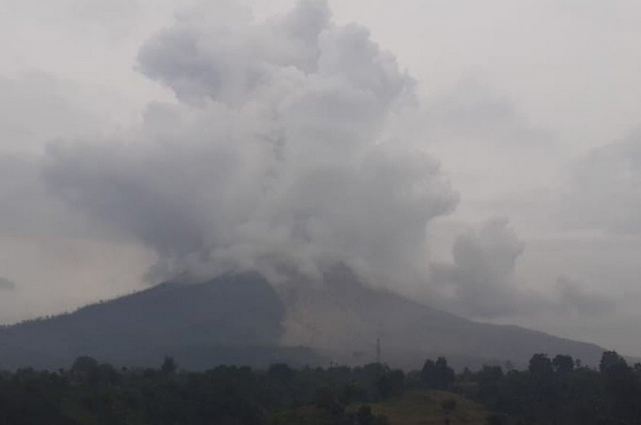 Sinabung Erupsi, Awan Panas Teramati Sejauh 1.000 Meter