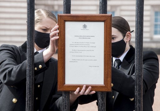 Istana Buckingham Mulai Dipenuhi Karangan Bunga untuk Pangeran Philip