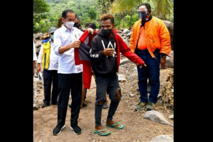 Populer Daerah, KKB Kembali Tembak Guru Hingga Momen Jokowi Beri Jaket ke Korban Bencana NTT
