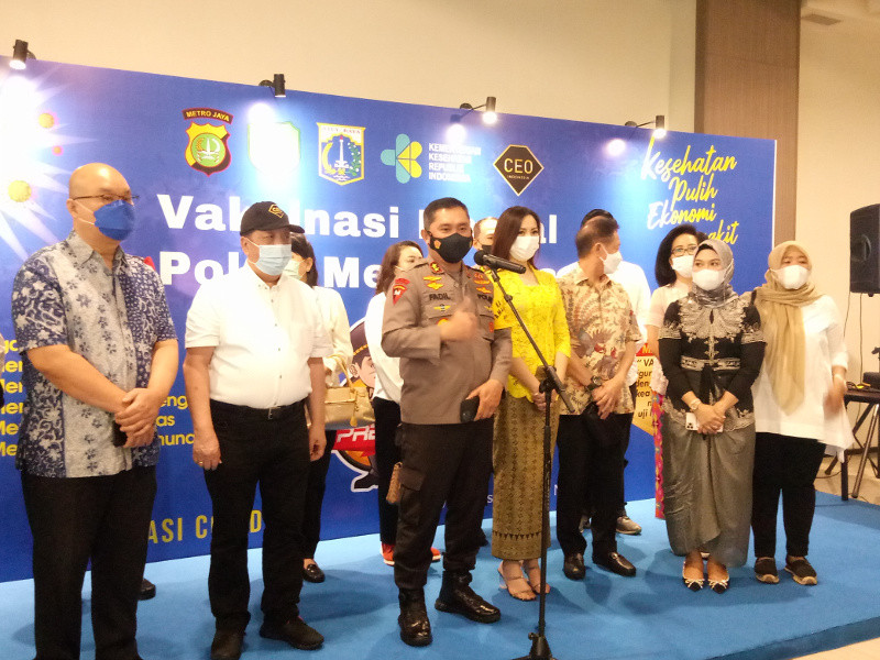 Kapolda Metro Jaya Irjen Mohammad Fadil Imran meresmikan vaksinasi bagi warga di Mal Kota Kasablanca, Jakarta Selatan, Sabtu, 10 April 2021. Medcom.id/Siti Yona Hukmana
