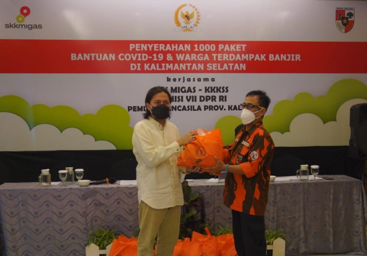 Komisi VII dan SKK Migas Salurkan Bantuan Korban Banjir Kalsel