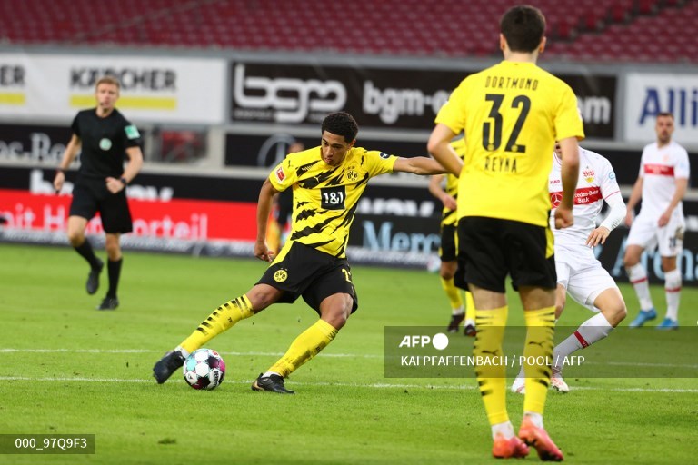 Gelandang Borussia Dortmund, Jude Bellingham, mencetak gol ke gawang VfB Stuttgart (AFP/Kai Pfaffenbach)