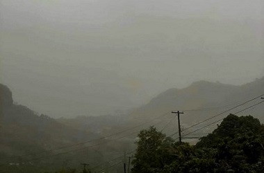 Abu Vulkanik Selimuti Bangunan dan Jalan Raya di St Vincent