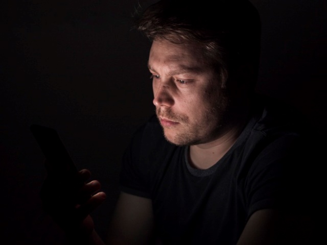 Dark mode atau mode gelap bisa bantu kamu cepat tidur. (Foto: Ilustrasi/Freepik.com)
