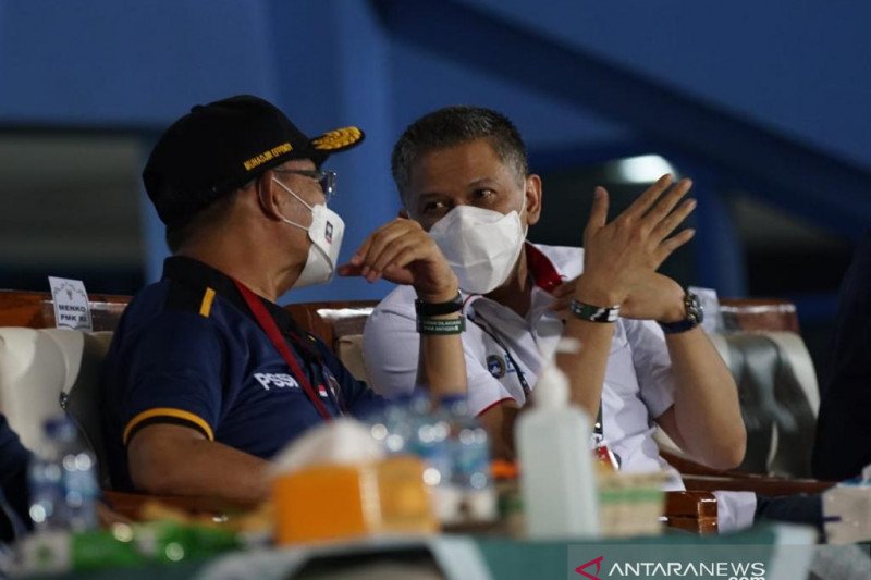 Menteri Koordinator Bidang Pembangunan Manusia dan Kebudayaan (Menko PMK), Muhadjir Effendy (kaos biru) berbincang dengan Wakil Ketua Umum PSSI, Iwan Budianto. (ANTARA/HO/Media Offiser Arema FC/End)