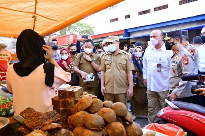 Tinjau Pasar Terong Makassar, Plt Gubernur Sulsel Pastikan Harga Bahan Pokok Aman