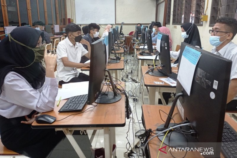 Peserta mengikuti SBMPTN-UTBK di Universitas Negeri Padang, Senin. (Antara/Mutiara Ramadhani)