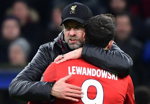 Pelatih Liverpool Juergen Klopp memeluk striker Bayern Muenchen Robert Lewandowski. (Peter Kneffel / dpa / AFP)