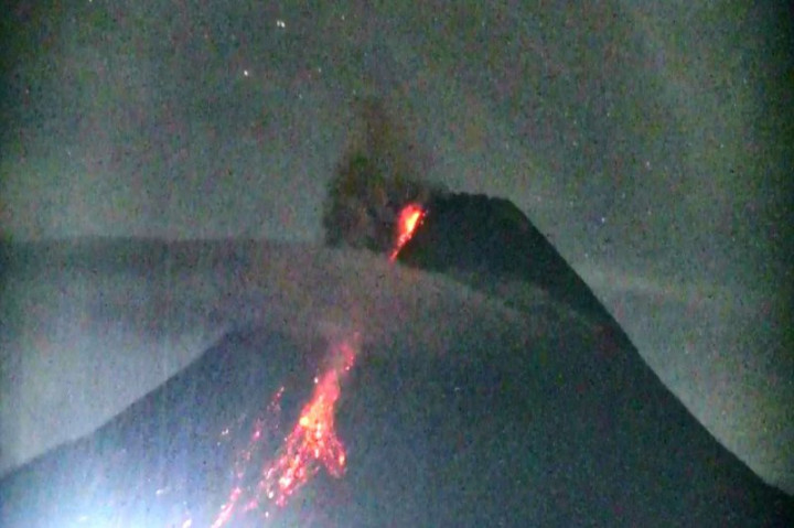Merapi Luncurkan Awan Panas Guguran Tiga Kali
