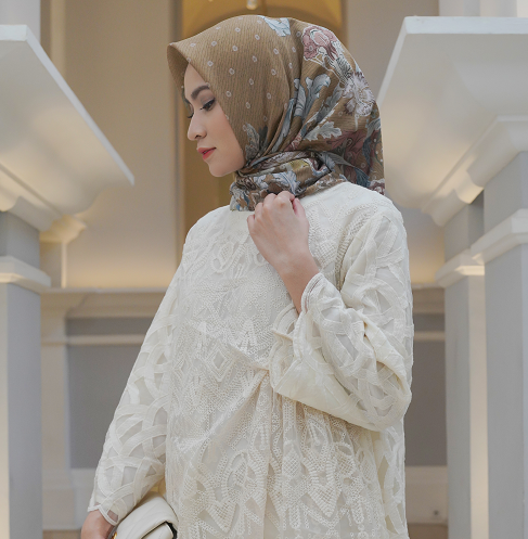Salah satu busana koleksi Benang Jarum dan scarf dari Buttonscarves. (Foto: Dok. Istimewa)