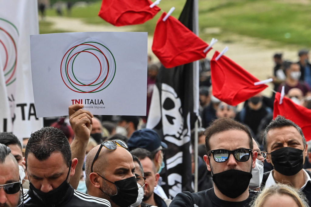 Jemuran Celana Dalam Warnai Aksi Protes Lockdown Korona di Italia